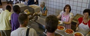 La fila alla mensa della Caritas (foto di archivio) 