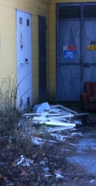 Rifiuti e masserizie ammassate nellarea dellex cartiera 