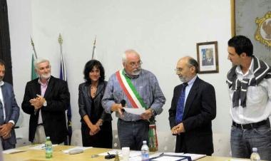 Cesare Leri (al centro con la fascia tricolore) ha presieduto la prima riunione della neonata Unione dei Comuni       