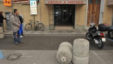 Alcune immagini della spaccata notturna al circolo Fantozzi di piazza della Concordia a Pontedera  