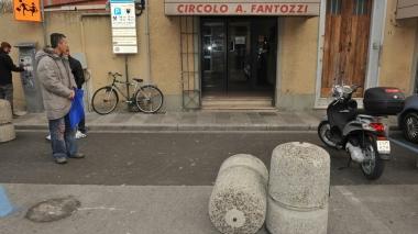 Alcune immagini della spaccata notturna al circolo Fantozzi di piazza della Concordia a Pontedera