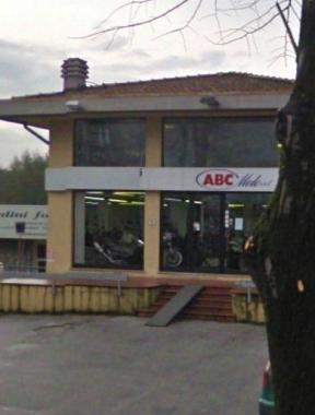 La vecchia sede dellAbc che dovrebbe diventare il nuovo comando dei vigili urbani Ma lopposizione chiede di annullare tutto 