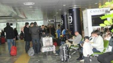 Passeggeri in attesa di prendere l’aereo