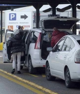 Taxi in servizio in citt&agrave; (foto archivio) 