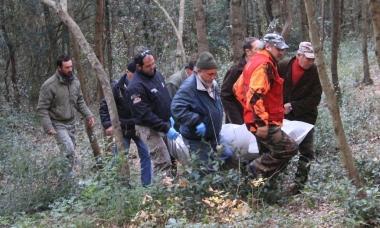 <b>LA DISPERAZIONE.</b> I cacciatori si fermano per lamico ucciso in battuta 
