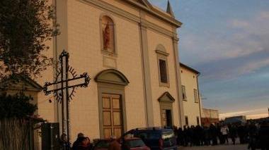 I visitatori in fila in attesa di ammirare il presepe artistico di Cigoli; alcuni del Gruppo Giovani Presepisti offrono le caldarroste ai presenti e il vescovo Fausto Tardelli in visita all’opera il giorno dell’inaugurazione