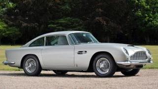 A sinistra un’Aston Martin e sopra il comandante della Polstrada Vignoli