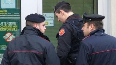 L’intervento dei carabinieri alla filiale Credem di via Deledda e i rilievi del reparto investigazioni scientifiche