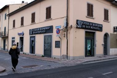 A destra le filiali della Cassa di risparmio di San Miniato a Limite sullArno e in via Cavour a Empoli dove clienti hanno segnalato di avere dovuto spiegare lo scopo dei loro prelievi 