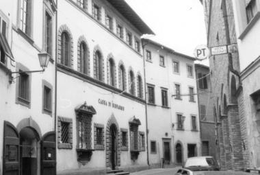 A destra la sede della Carismi e la filiale della Cassa di San Miniato a Empoli dove i clienti hanno segnalato di aver dovuto spiegare lo scopo dei loro prelievi  