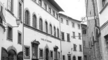 A destra la sede della Carismi e la filiale della Cassa di San Miniato a Empoli dove i clienti hanno segnalato di aver dovuto spiegare lo scopo dei loro prelievi