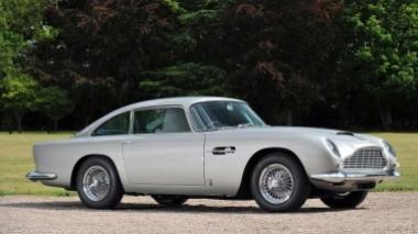 Compra un'Aston Martin su internet ma viene truffato dal venditore