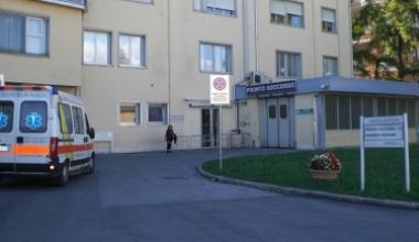 Aggredisce gli infermieri al pronto soccorso