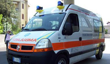 Si schianta in moto contro il new-jersey: ragazza all'ospedale
