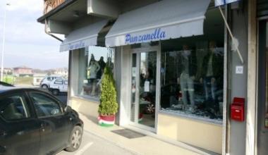 Commerciante ferita blocca la rapinatrice dentro il negozio