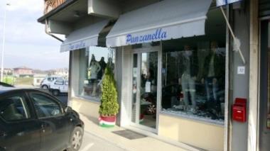 Commerciante ferita blocca la rapinatrice dentro il negozio