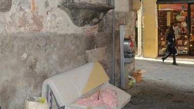 Rifiuti abbandonati in corte Pini