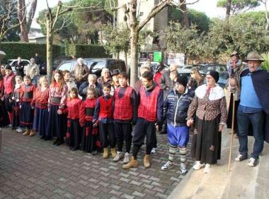 Renato Zero tra i familiari; a destra Pieraccioni e in alto il momento delluscita della bara dalla chiesa del Cinquale 