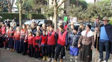 Renato Zero tra i familiari; a destra Pieraccioni e in alto il momento dell’uscita della bara dalla chiesa del Cinquale