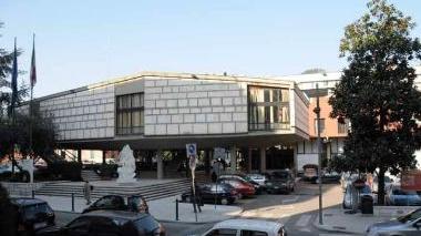 Il palazzo del municipio in città