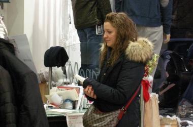 Sopra Romina Senesi con la mano ferita dal coltello 