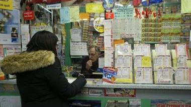 Una signora impegnata a giocare al Lotto