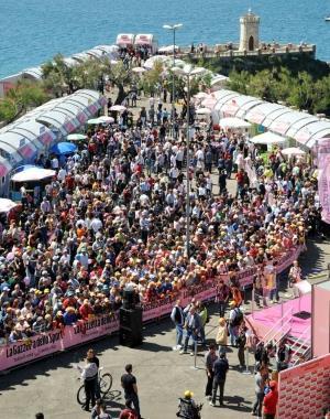 Piazza Bovio il giorno del giro 