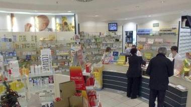 Clienti in una farmacia