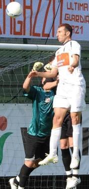 Il bomber Stefanelli in azione: per lui alla fine 19 gol 