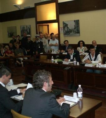 Una seduta del consiglio comunale di Santa Croce  