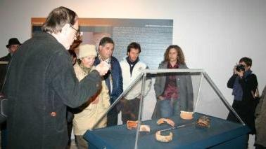 Visitatori ad una mostra al museo nazionale di Villa Guinigi