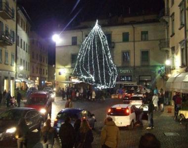 Una veduta del centro di Castelnuovo durante le feste natalizie   