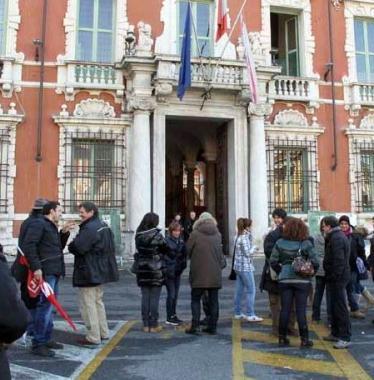 <b>IN PRESIDIO.</b> Lavoratori davanti a Palazzo Ducale 