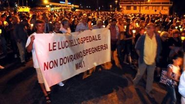 La fiaccolata di agosto a difesa dellospedale 