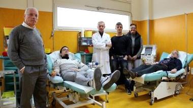 Un momento della donazione “di famiglia” dei Bindi