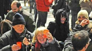 Sotto e a sinistra due immagini del Capodanno in piazza del Duomo (archivio)