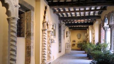 Panoramica del Lapidario A destra le statue che ornavano il cornicione del battistero            