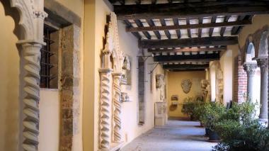 Panoramica del Lapidario A destra le statue che ornavano il cornicione del battistero