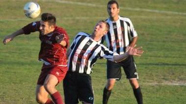 Il bomber granata Luca Magnani colpisce di testa