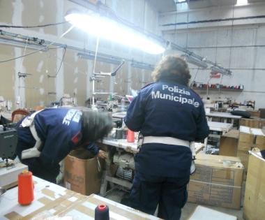 I controlli dei vigili urbani in via Marengo