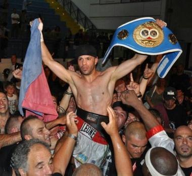 In questi tre scatti grandi momenti di felicit&agrave; A sinistra Floriano Pagliara alza la cintura di campione Ibf al termine di uno storico match al palasport Franco Poggetti: davanti a 2mila persone Flash Pagliara si esalta, commuovendo tutti Sopra lesultanza al traguardo di Diego Ulissi per lui limmensa gioia di vincere una tappa rosa A destra i giocatori dellArena del Popolo Vada dopo un gol: la formazione vadese si &egrave; aggiudicata lultimo campionato di calcio amatori Uisp 