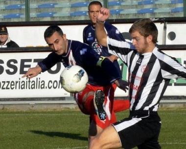 <b>FLASH DALLO ZECCHINI.</b> A sinistra Gaetano Caridi contrastato al tiro, qui sopra Andrea Giallombardo mentre bracca un avversario e a destra Federico Gerardi calcia dai trenta metri la punizione respinta dal portiere e poi ribadita in gol per l1-1  