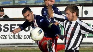 <b>FLASH DALLO ZECCHINI.</b> A sinistra Gaetano Caridi contrastato al tiro, qui sopra Andrea Giallombardo mentre bracca un avversario e a destra Federico Gerardi calcia dai trenta metri la punizione respinta dal portiere e poi ribadita in gol per l’1-1