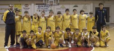 <b>10 ANNI. </b>La squadra categoria 2001 con gli allenatori 