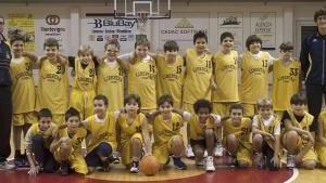 <b>10 ANNI. </b>La squadra categoria 2001 con gli allenatori