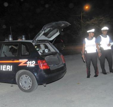Sopra un controllo dei carabinieri e a fianco, in una foto ricostruita, un ladro mentre sta tentando di entrare allinterno di una casa 