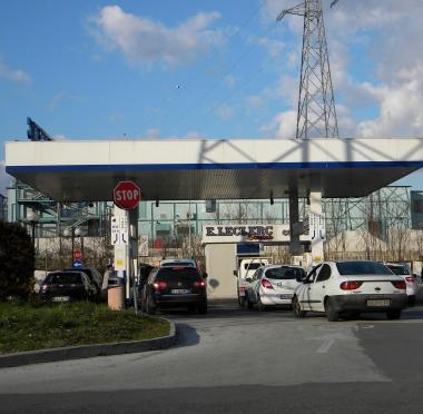Le auto in fila al distributore Leclerc Conad a Gallicano   