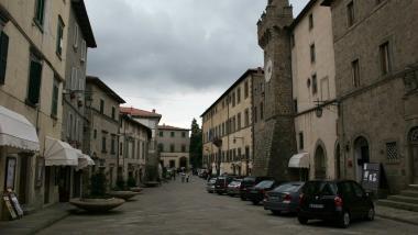 <b>SANTA FIORA</b> Il sindaco Renzo Verdi e una veduta del centro storico del paese   