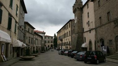 <b>SANTA FIORA</b> Il sindaco Renzo Verdi e una veduta del centro storico del paese