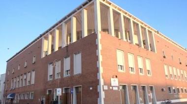 Sopra: il quartier generale della Compagnia portuale in via San Giovanni. A destra: il Terminal Darsena Toscana